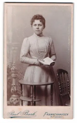 Fotografie Paul Bark, Frankenhausen, Elegante Dame mit Buch