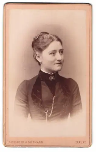 Fotografie Rissinger & Dittmann, Erfurt, Anger 25, Porträt einer Frau in eleganter Kleidung