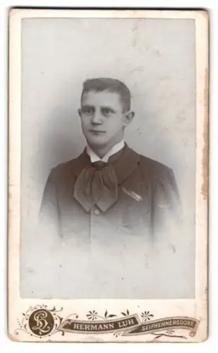 Fotografie Hermann Luh, Seifhennersdorf, Porträt eines jungen Mannes