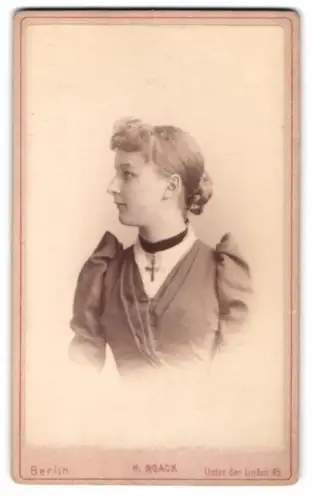 Fotografie H. Noack, Berlin, Unter den Linden 45, Seitenportrait einer Frau mit hochgestecktem Haar