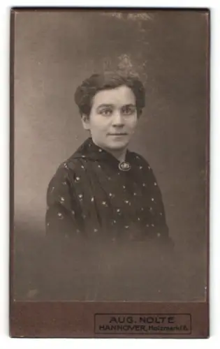 Fotografie Aug. Nolte, Hannover, Holzmarkt 6, Porträt einer Frau