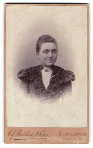 Fotografie C. F. Beddies & Sohn, Braunschweig, Kuhstrasse 10, Porträt einer jungen Frau