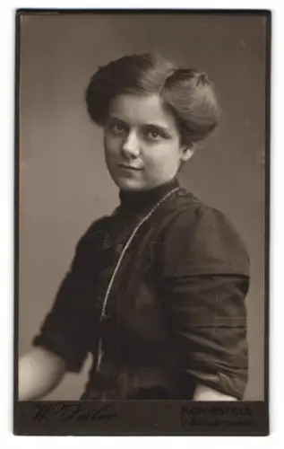 Fotografie W. Seiler, Königsfeld, Porträt einer Frau im dunklen Kleid