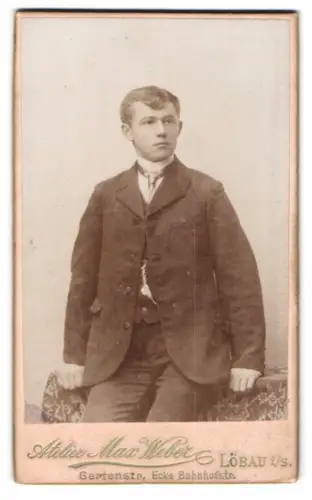 Fotografie Max Weber, Löbau i. S., Gartenstr. Ecke Bahnhofstr., Porträt eines jungen Mannes
