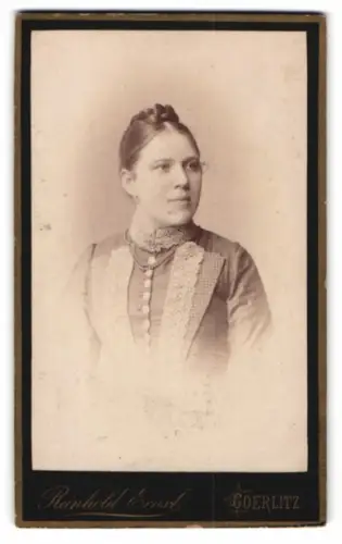 Fotografie Reinhold Ernst, Görlitz, Moltkestrasse 13, Porträt einer Frau in elegantem Kleid