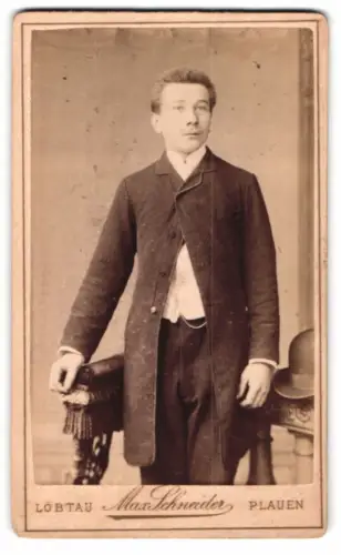 Fotografie Max Schneider, Löbtau, Wilsdruffersstrasse 47, Eleganter Herr im Atelier