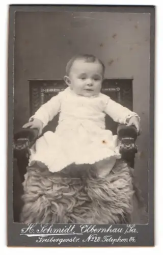 Fotografie H. Schmidt, Olbernhau /Sa., Freibergerstr. Nr. 28, Porträt eines Kleinkindes