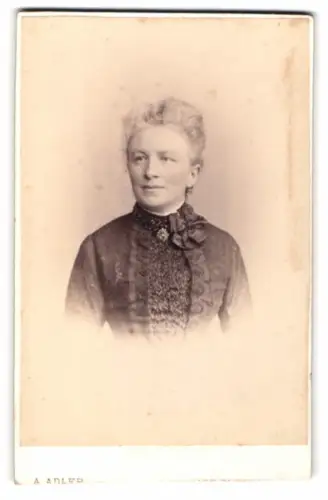 Fotografie A. Adler, Dresden, Victoriastr. 21, Porträt einer älteren Dame