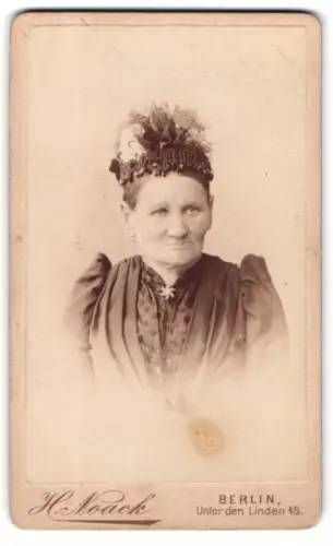 Fotografie H. Noack, Berlin, Unter den Linden 45, Porträt einer älteren Dame