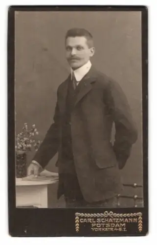 Fotografie Carl Schatzmann, Potsdam, Yorkstrasse 4-5, Porträt eines Mannes mit Anzug