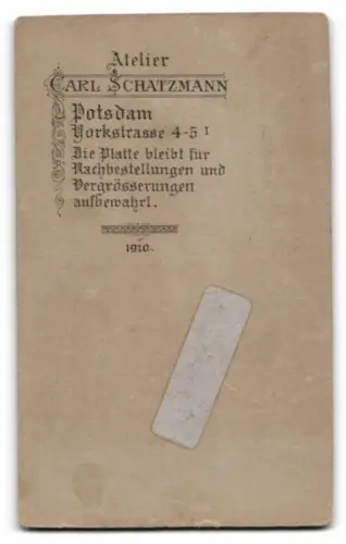 Fotografie Carl Schatzmann, Potsdam, Yorkstrasse 4-5, Porträt eines Mannes mit Anzug