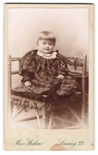 Fotografie Max Stahns, Leisnig, Turner-Str. 16, Kind auf verziertem Stuhl