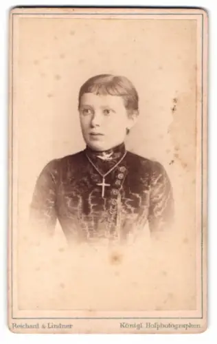 Fotografie Reichard & Lindner, Berlin, Unter den Linden 54/55, Porträt einer Dame mit Kreuzkette