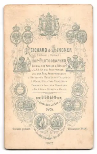 Fotografie Reichard & Lindner, Berlin, Unter den Linden 54/55, Porträt einer Dame mit Kreuzkette