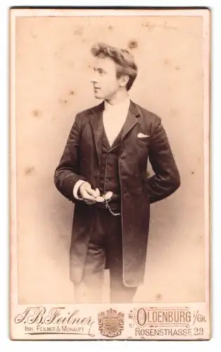 Fotografie J. B. Feilner, Oldenburg, Rosenstrasse 29, Eleganter Herr im Anzug mit Taschenuhr