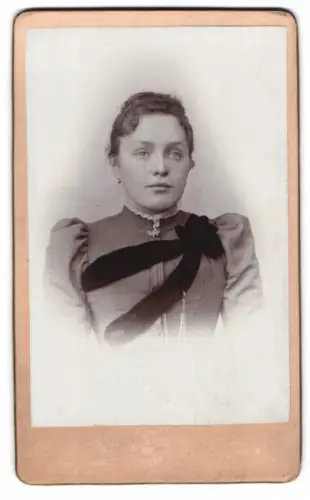 Fotografie unbekannter Fotograf und Ort, Porträt einer eleganten Frau