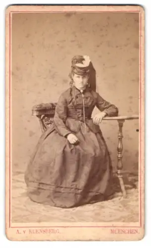 Fotografie A. v. Kuensberg, München, Blumenstrasse 11a, Sitzende Frau in dunklem Kleid