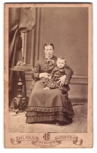 Fotografie Carl Holzer, München, Schommer-Str. 17A, Frau mit Kind im Atelier