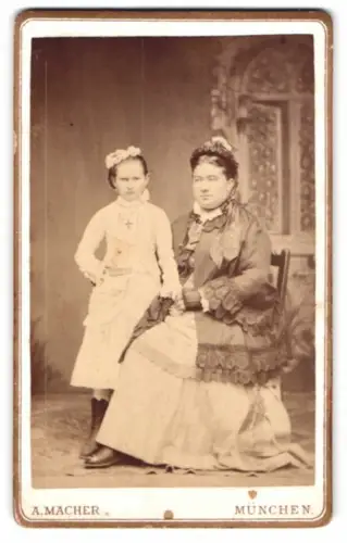 Fotografie Andreas Macher, München, Theresienstrasse 38, Frau mit Mädchen in hellem Kleid