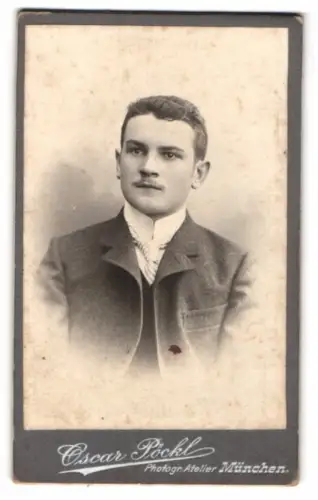 Fotografie Oscar Pöckl, München, Kaufingerstr. 21, Porträt eines jungen Mannes 1903