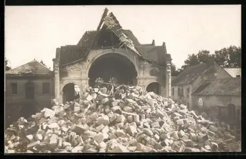 Foto-AK Neufchâtel-sur-Aisne, Église détruite avec des débris au premier plan