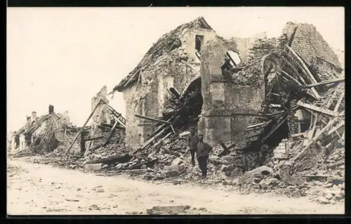Foto-AK Juvincourt, L`église détruite en 1917