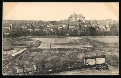 AK Montcornet, Vue sur le village avec église et train de marchandises au premier plan