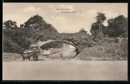 AK Guignicourt, Pont ferroviaire avec camion et piéton sur la route