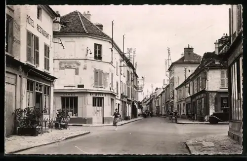 AK Charly-sur-Marne /Aisne, Le Centre avec rue animée et commerces