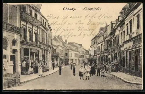 AK Chauny, Königstrasse animée avec des passants et boutiques