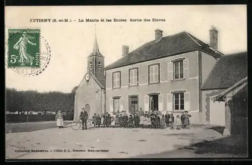 AK Jutigny /S.-et-M., La Mairie et les Écoles Sortie des Élèves
