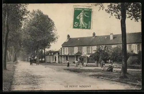 AK Le Petit Nogent, Scène de rue avec maisons et passants