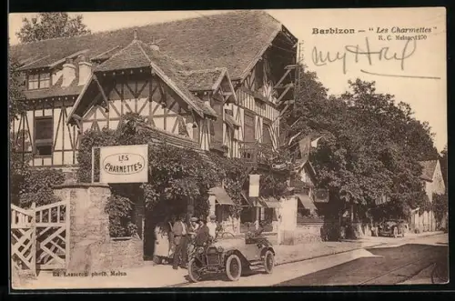 AK Barbizon, Les Charmettes avec voiture et passants devant la maison à colombages