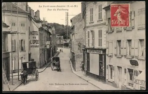 AK La Ferté-sous-Jouarre /S.-et-M., Rue du Faubourg avec calèches et Hôtel de l`Épée
