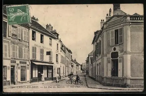 AK Crécy-en-Brie, La Rue du Barrois avec des passants et des cyclistes