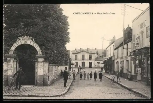 AK Coulommiers, Rue de la Gare avec des passants et l`entrée du Café de l`Est