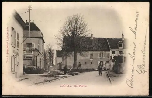 AK Couilly, Rue Pasteur avec passants et bâtiments anciens