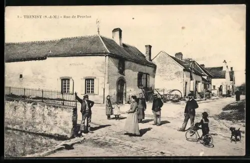 AK Thenisy, Rue de Provins avec habitants et enfants jouant
