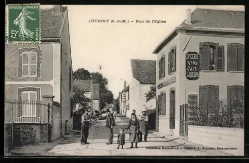 AK Jutigny /S.-et-M., Rue de l`Église avec des habitants devant une épicerie et café