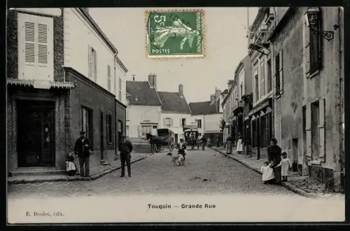 AK Touquin, Grande Rue avec habitants et calèche