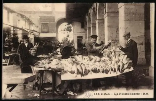 AK Nice, La Poissonnerie animée avec clients et étals de poissons