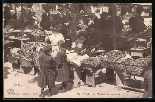 AK Nice, Le Marché aux Légumes animé avec des étals chargés de produits frais et des habitants en tenue d`époque