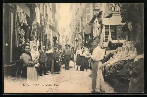 AK Nice, Vieille Rue avec passants et boutiques animées