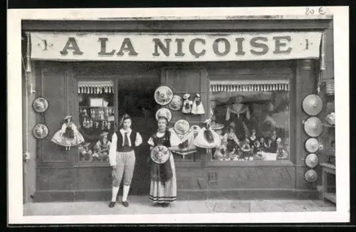 AK Nice, Magasin À la Nicoise avec costumes et poupées traditionnels, 1, Rue Saint-Francois-de-Paule