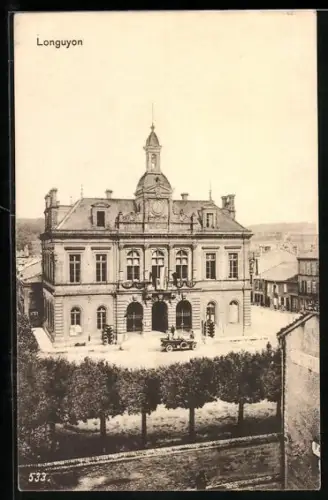 AK Longuyon, Vue de l`hôtel de ville avec voiture devant et arbres alignés