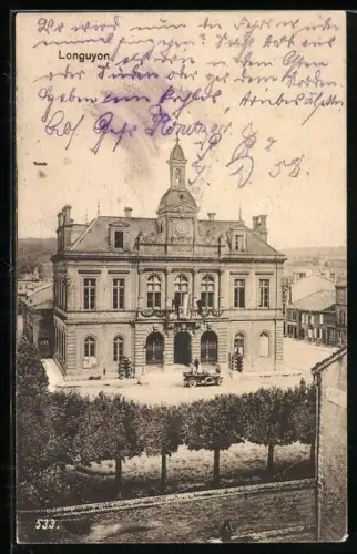 AK Longuyon, La Mairie avec une voiture ancienne devant