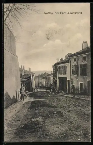 AK Norroy /Pont-à-Mousson, Rue principale animée avec passants et maisons anciennes
