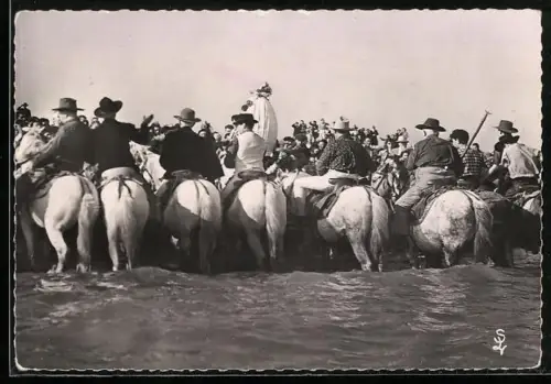 AK Les Saintes-Maries-de-la-Mer /B.-d.-R., Bénédiction de Sainte Sarah à la mer