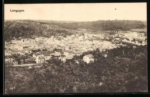 AK Longuyon, Vue panoramique de la ville entourée de forêts