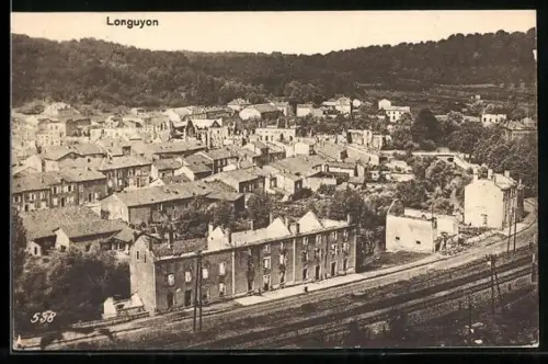 AK Longuyon, Vue aérienne du village avec les voies ferrées et les collines en arrière-plan